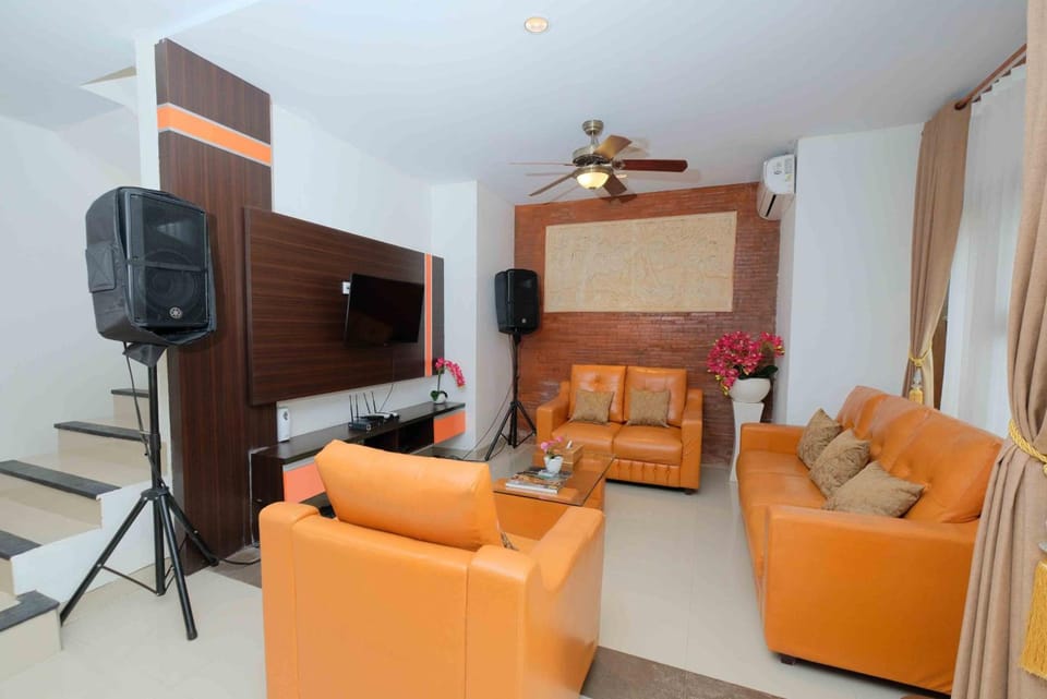 Shared lounge/TV area