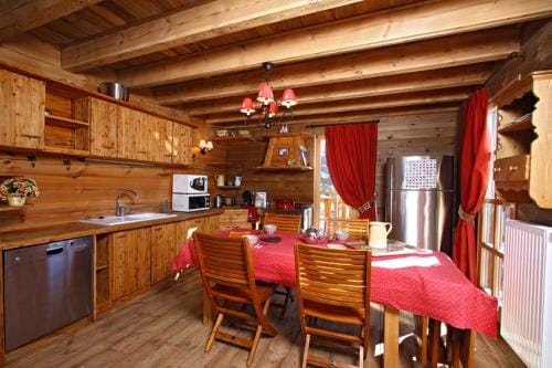 Odalys Chalet Melusine Hotel in Huez