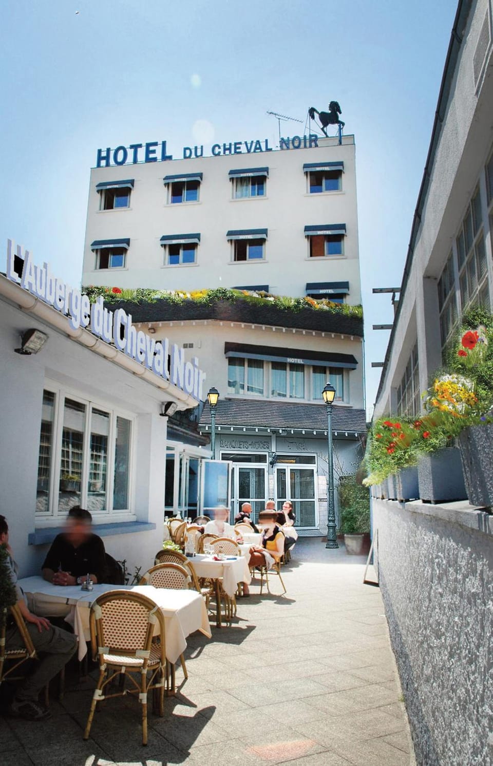 Le Cheval Noir Hotel in Pantin