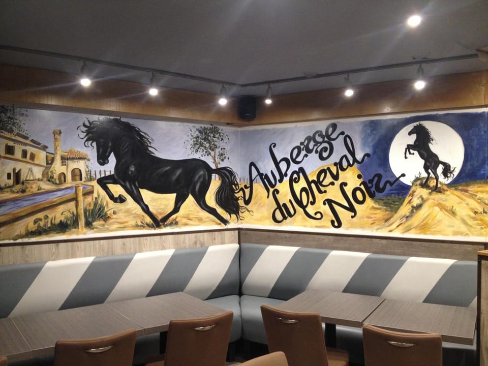 Le Cheval Noir Hotel in Pantin