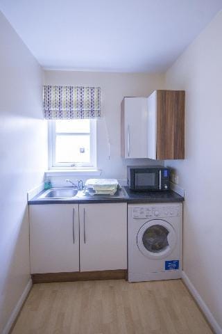 4 Varis Apartments Hotel in High Street