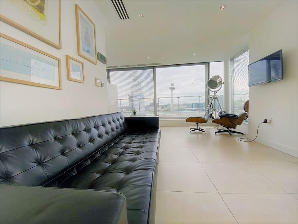 2 Bedroom Penthouse with Parking Hotel in Liverpool