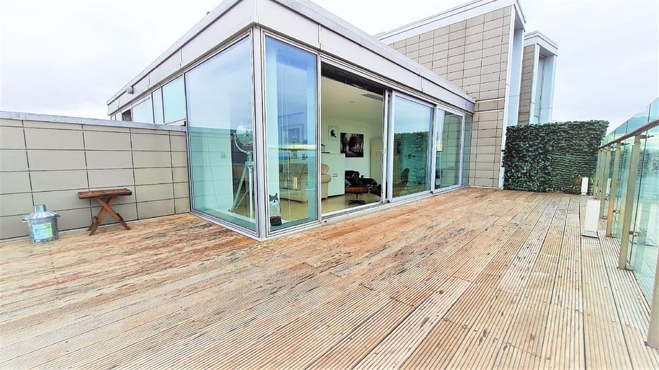 2 Bedroom Penthouse with Parking Hotel in Liverpool