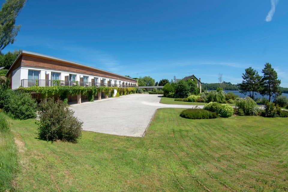 Logis Hotel du Lac Hotel in Auvergne-Rhône-Alpes