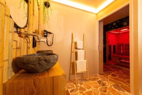 Minamina, chambre avec jacuzzi privatif Hotel in Cassis