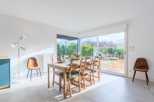Beautiful 4 bedroom house with parking and garden Hotel in Hauts-de-France