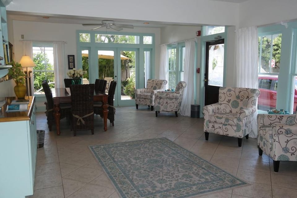 The Independent Inn - Formerly Heron House Court Hotel in Key West