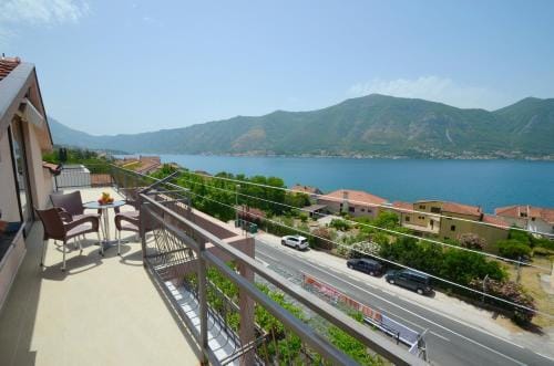 Apartments Kaludjerovic Hotel in Dobrota