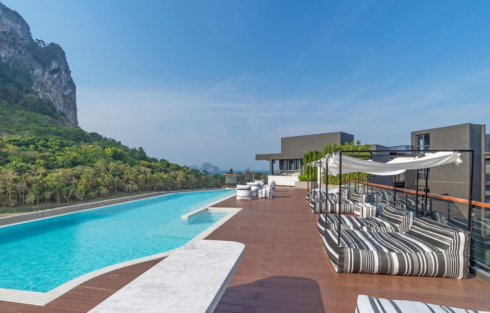 Swimming pool [outdoor]