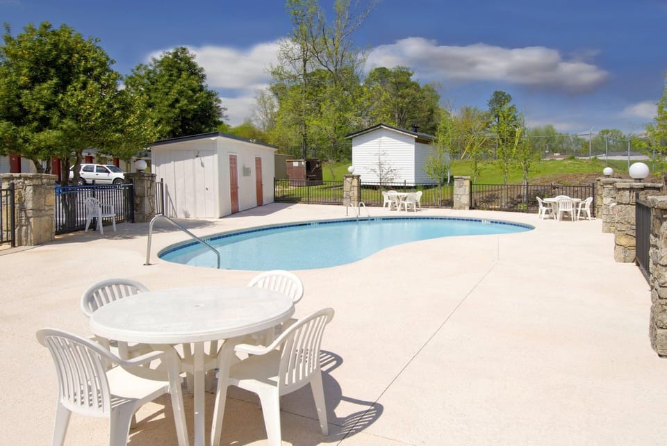 Swimming pool [outdoor]