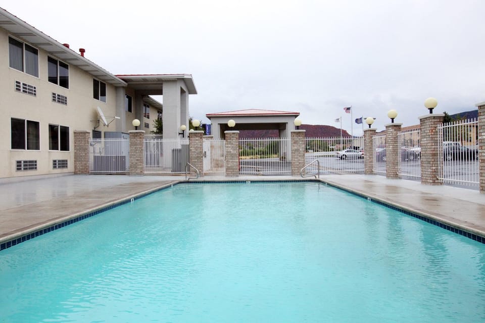 Swimming pool [outdoor]