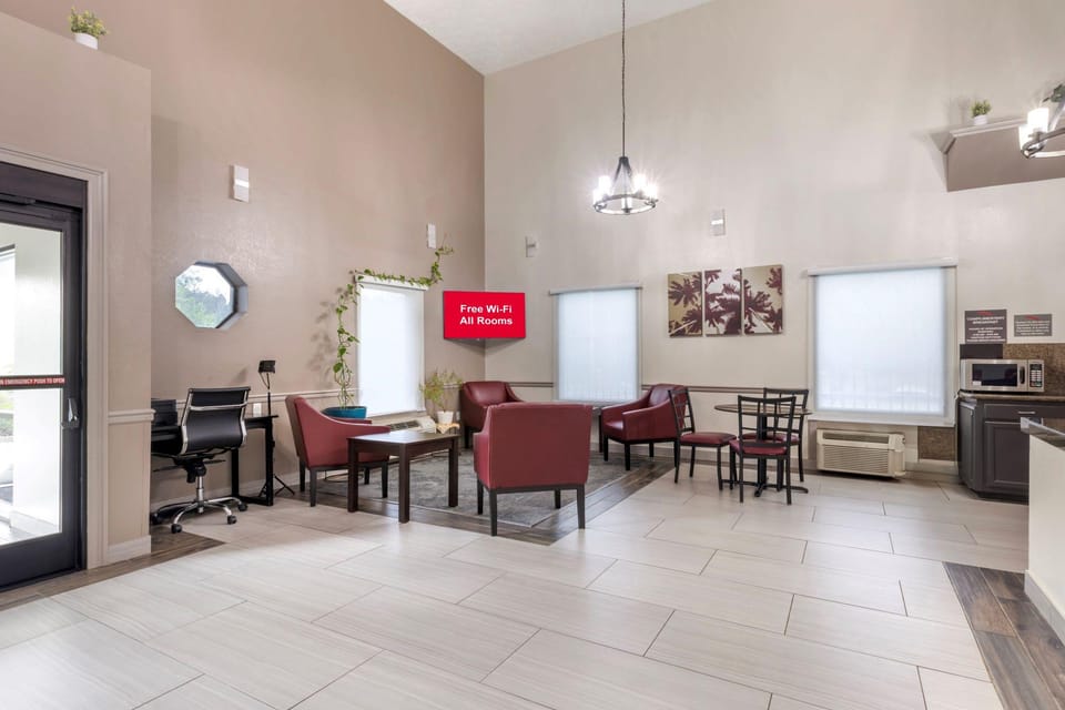 Red Roof Inn & Suites Clinton, MS Hotel in Mississippi