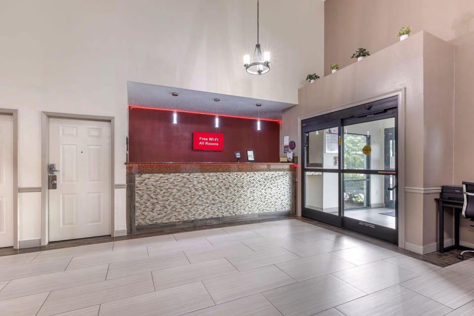 Red Roof Inn & Suites Clinton, MS Hotel in Mississippi