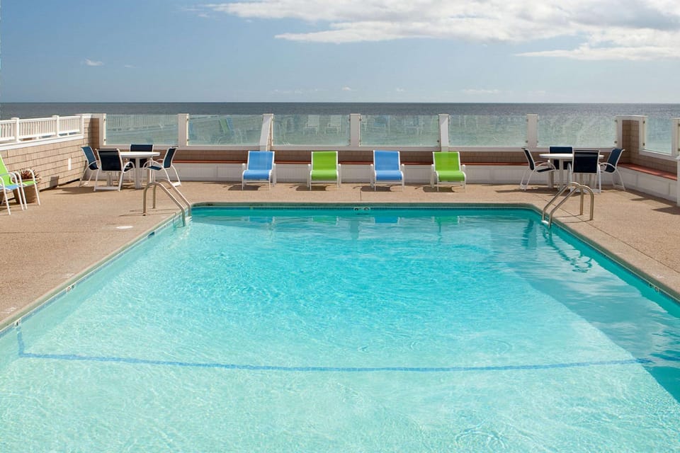 Swimming pool [outdoor]