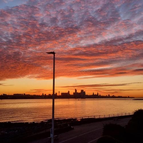 Sea-Quinn Views Hotel in Wallasey
