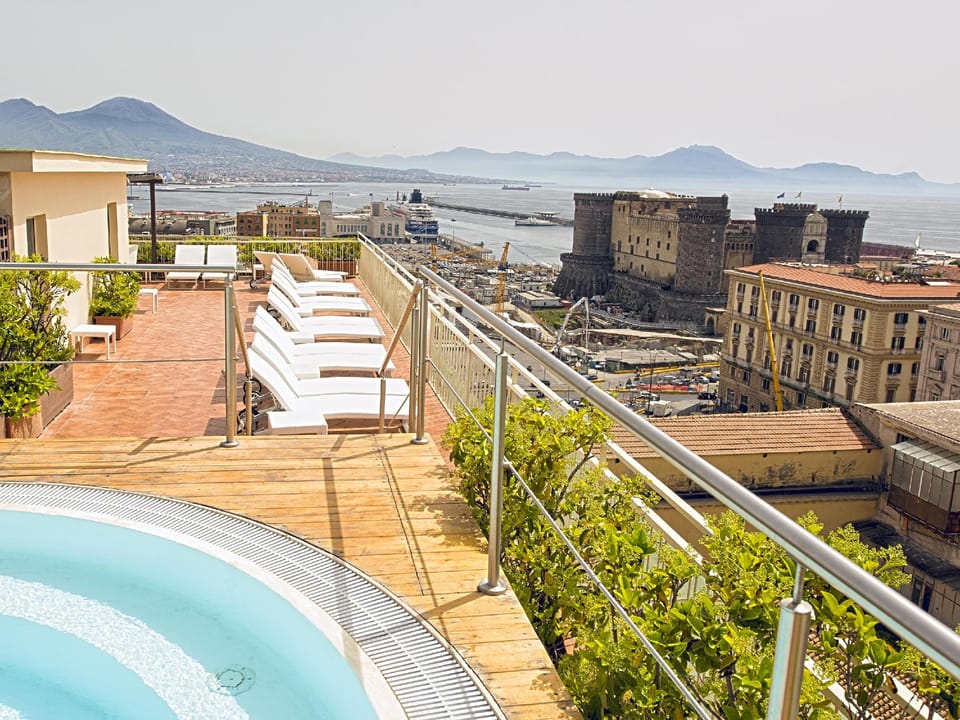 Swimming pool [outdoor]