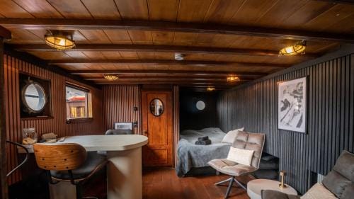Houseboat-Amsterdam-Classic Hotel in Amsterdam