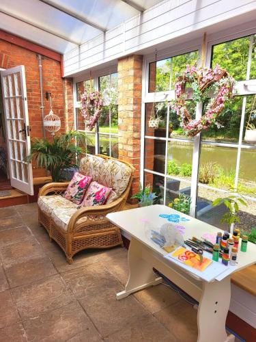Canalside B and B Hotel in Daventry District
