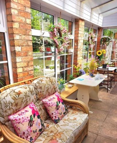 Canalside B and B Hotel in Daventry District