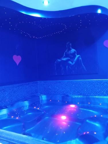 spa privatif Dydy's love saint amand les eaux Hotel in Hauts-de-France