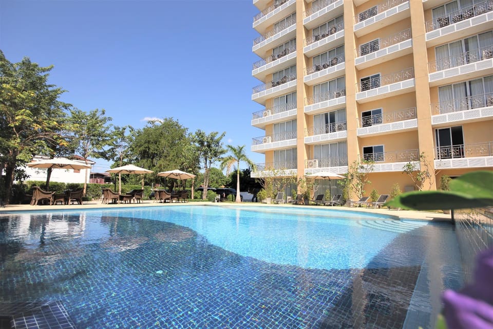 Swimming pool [outdoor]