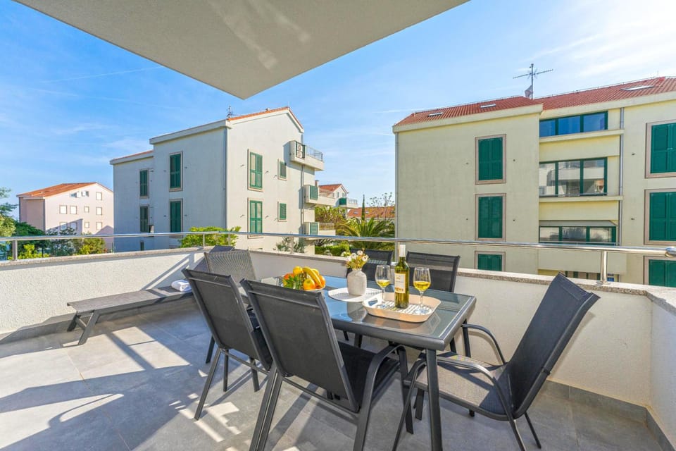 Summer Breeze Pool Apartments Hotel in Novalja