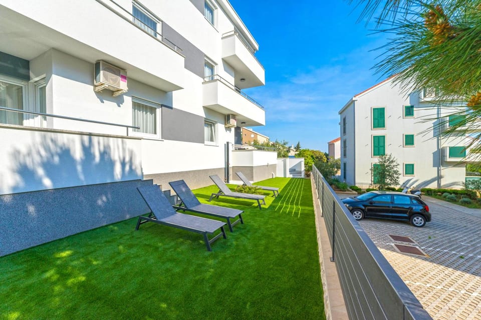 Summer Breeze Pool Apartments Hotel in Novalja
