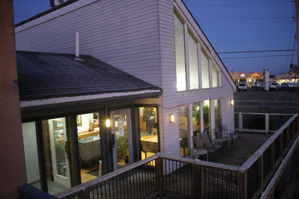 Hawk's Nest Lodge Motel in Osage Beach