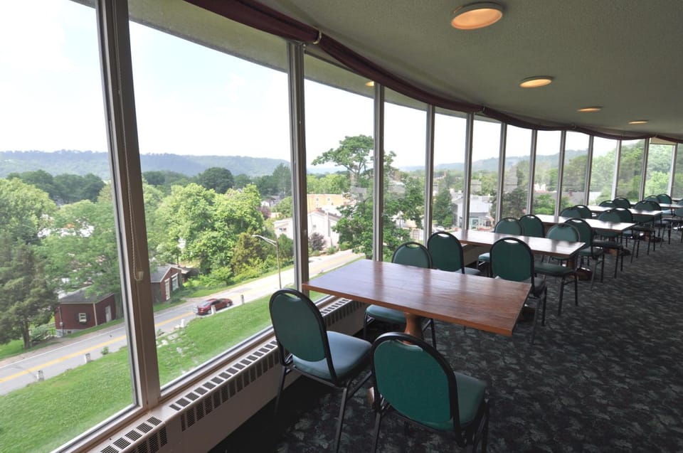 Hillside Inn Hotel in Indiana
