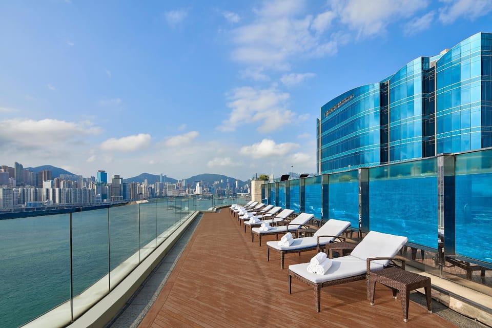 Swimming pool [outdoor]