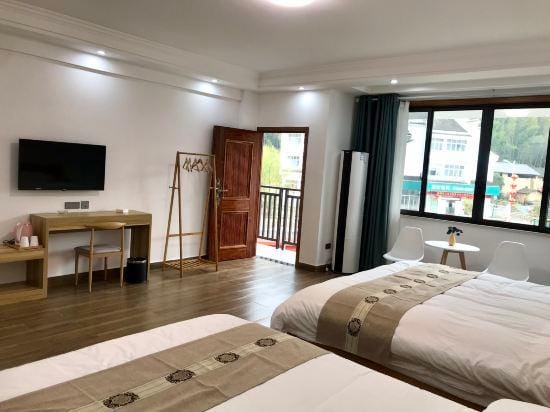 Yunhe Ancient Bridge B&B Hotel in Zhejiang