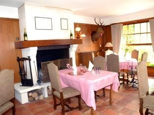 Hostellerie de Pavillon Saint-Hubert Hotel in Île-de-France