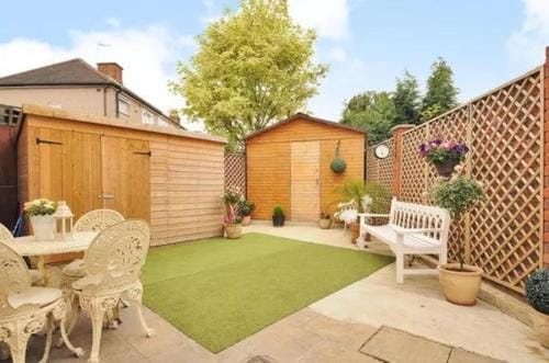 TJ Homes - Luxury Studio Suite with Garden View - Next to tube station London Hotel in Pinner