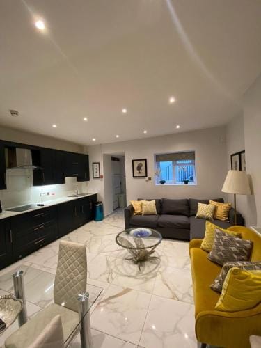 Elegant 2 Bed Flat in Chiswick Hotel in Brentford