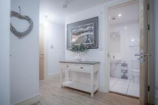 Minarvon - 2 Bedroom Apartment - Saundersfoot Hotel in Saundersfoot