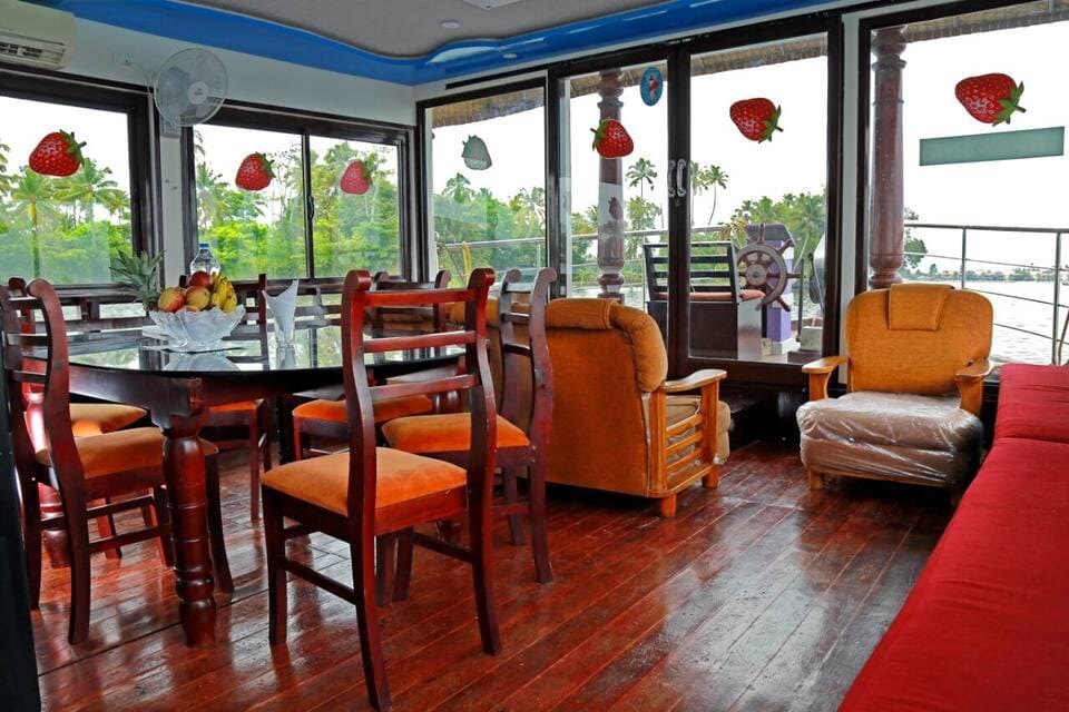Kerala Houseboat Hotel in Tamil Nadu
