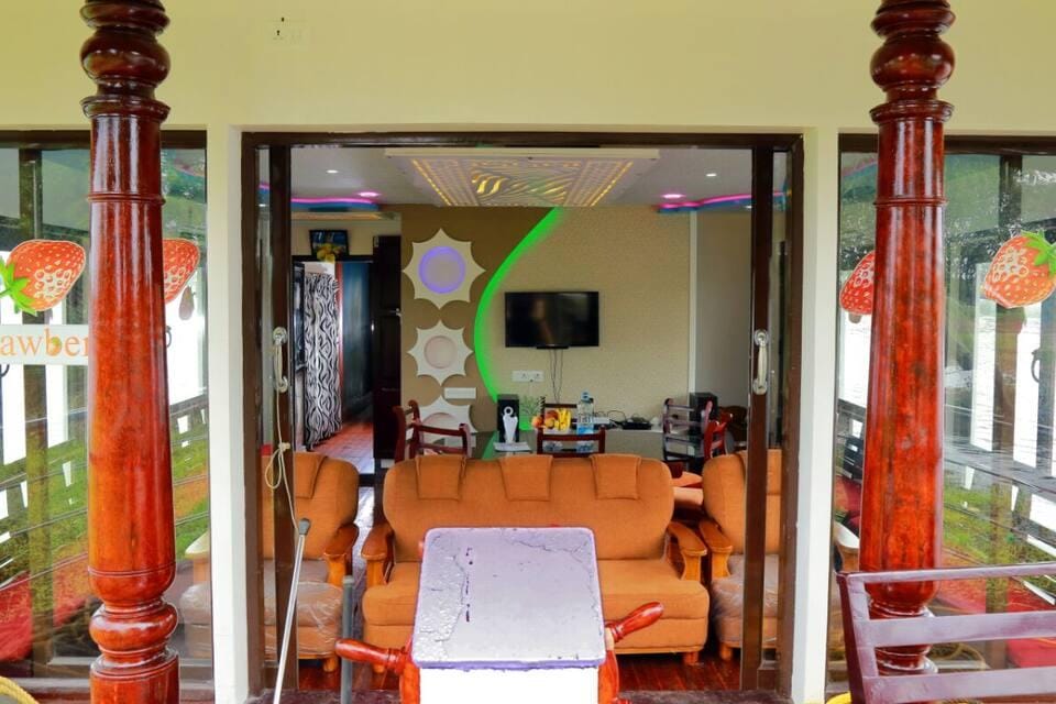 Kerala Houseboat Hotel in Tamil Nadu