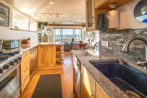 Puffin's Perch Hotel in Mendocino County