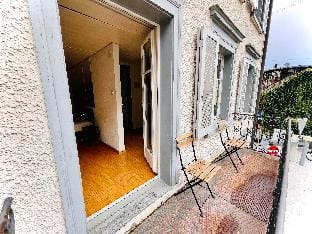 Newly furnished beautiful old building apartment in the center with Apple TV O1 Hotel in St. Gallen