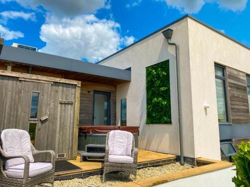 The Retreat, Sauna & Hot Tub, Charming & Cosy Gem Hotel in East Dorset District