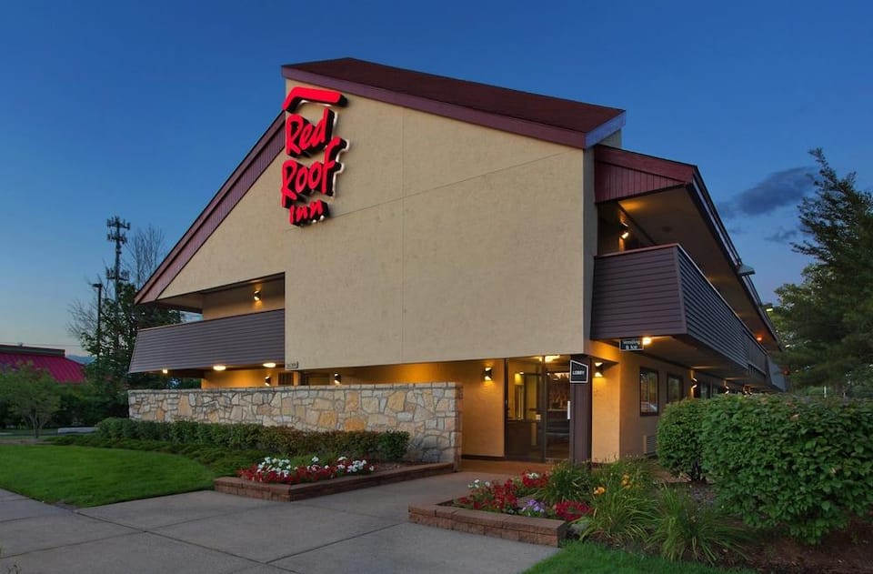 Red Roof Inn Detroit - Warren Hotel in Madison Heights