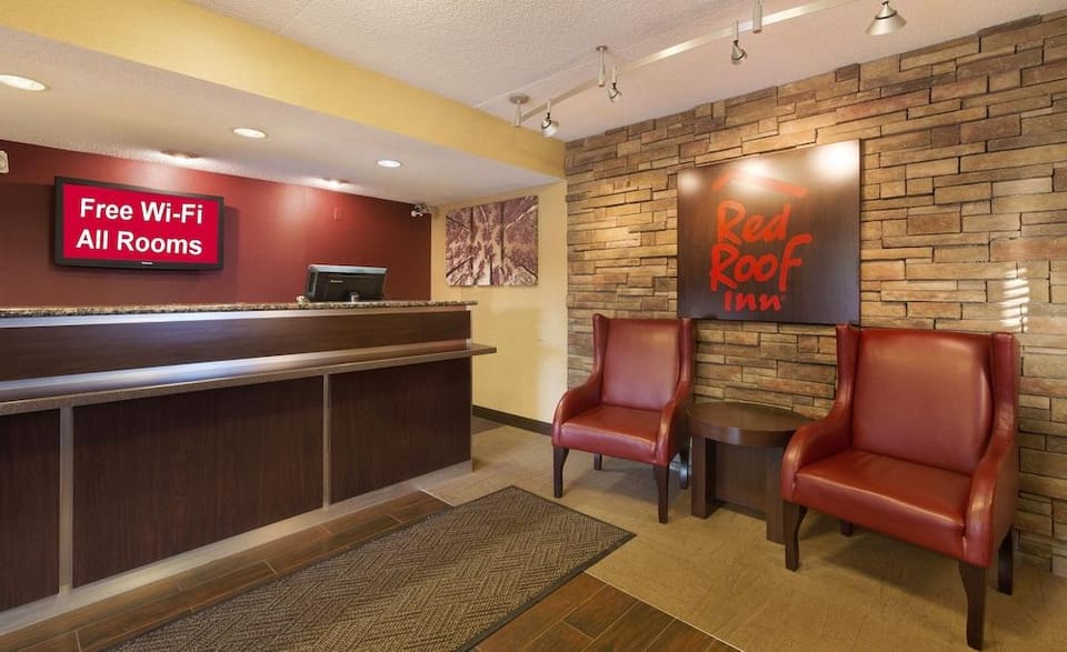 Red Roof Inn Detroit - Warren Hotel in Madison Heights