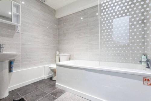 Redecorated Double room with shared bathroom and kitchen Hotel in London Borough of Islington