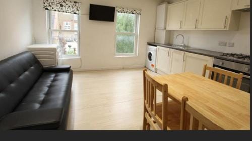 Redecorated Double room with shared bathroom and kitchen Hotel in London Borough of Islington