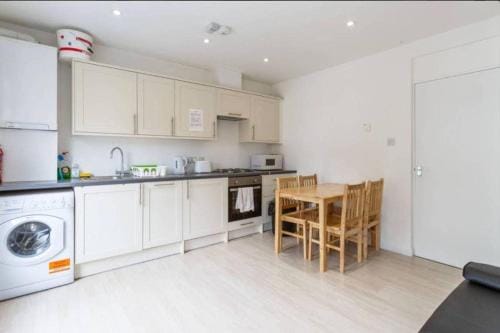 Redecorated Double room with shared bathroom and kitchen Hotel in London Borough of Islington