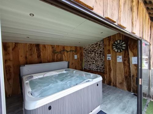 A La Memoire de Merlin " Gite Le Miroir Aux Fees " Hotel in Brittany