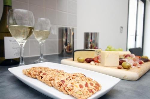 Dray Court - Luxury 2 Bedroom Apartment Hotel in Cardiff