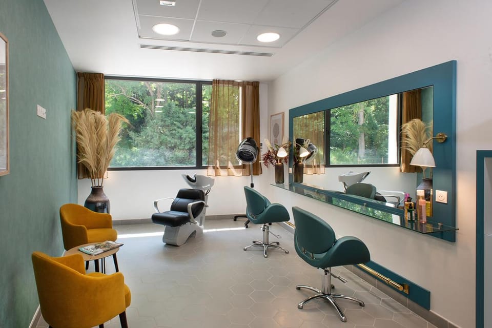 DOMITYS Residence services seniors LE PARC DES AUBIERS Apartment hotel in Poissy
