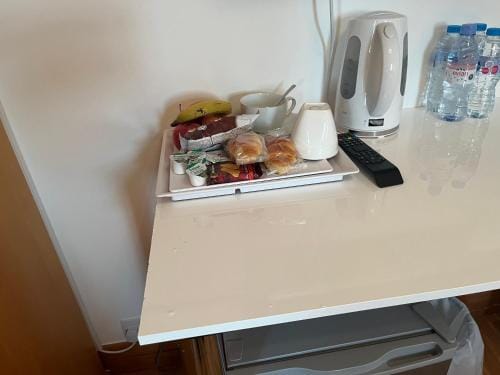 TJ Homes - Double room with Single Bed - 3 Min to Tube station - London Hotel in Pinner