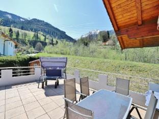Apartment in Niedernsill near Ski Slopes Hotel in Salzburgerland